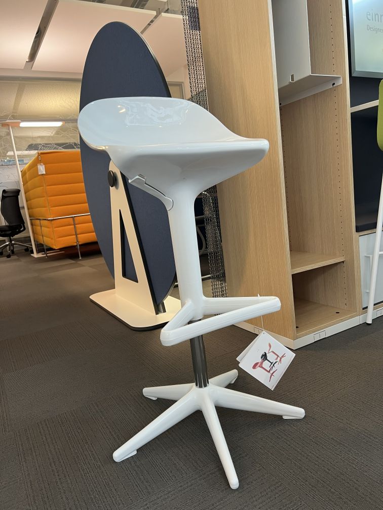 Spoon  Hocker WEISS Kartell AUSSTELLUNGSSTÜCK / GEBRAUCHTMÖBEL