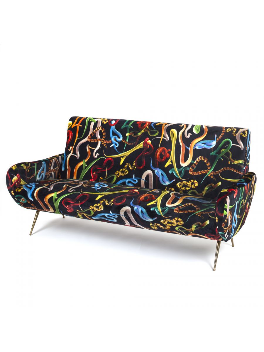 Toiletpaper 3-Sitzer Sofa Snakes Seletti mit Schlangenmuster und goldenen Ketten auf schwarzem Samtstoff.