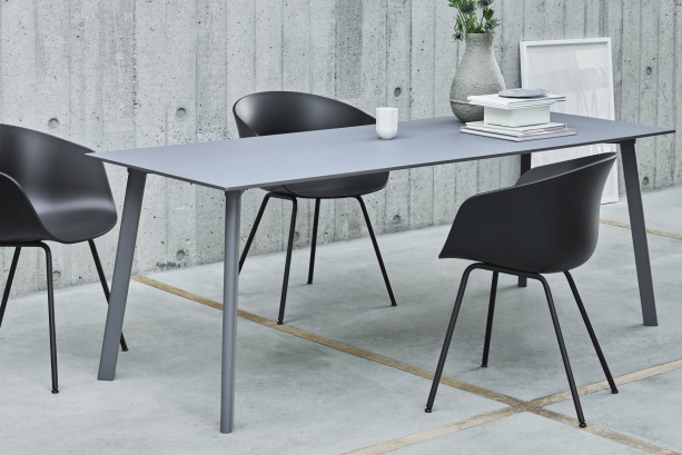 About A Chair AAC26 / AAC 26 Stuhl Vorzugskombination Hay Black Esstisch mit Hay About A Chair AAC26 Stühlen in Schwarz, modernes Design für Esszimmer.