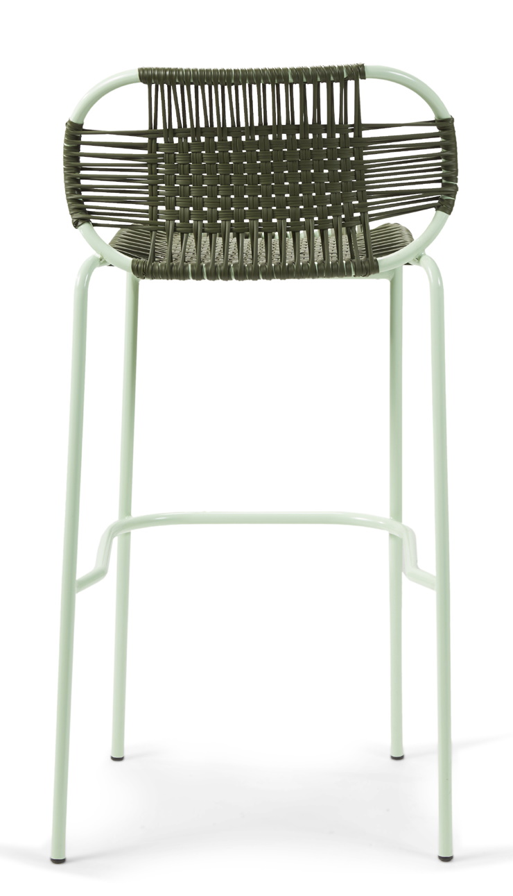 Cielo Barstool in Pastellgrün: Outdoor Barhocker mit olivgrüner Sitzfläche und Rückenlehne.