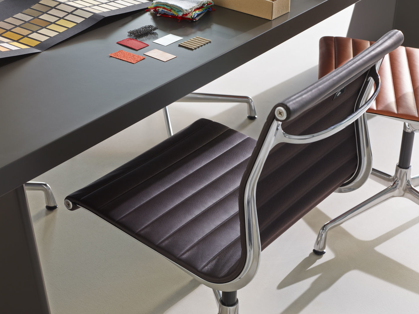 Aluminium Chair EA 101 / EA101 Stuhl Vitra