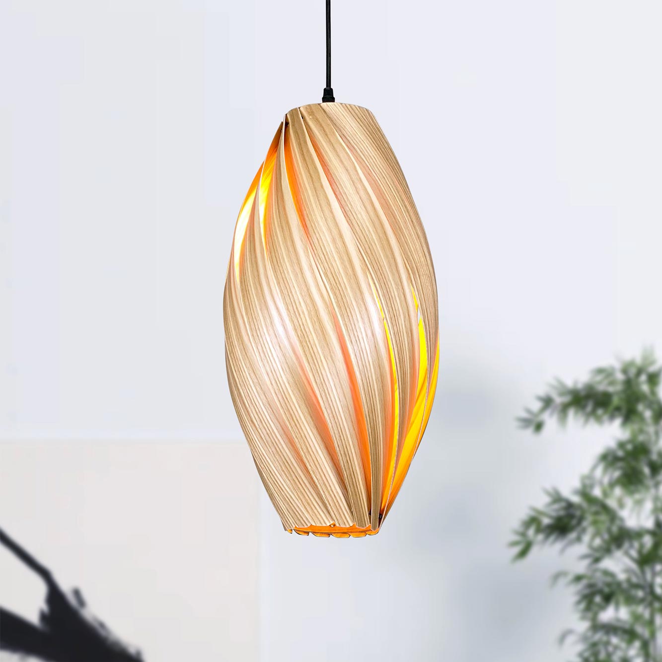 Ardére Hängeleuchte aus Olivesche: Längliche Pendelleuchte mit gedrehtem Holzdesign für stimmungsvolle Beleuchtung.