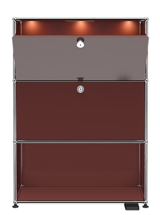 USM Haller Highboard in Braun mit Klapptür und integrierter Beleuchtung für stilvolle Wohnraumgestaltung.