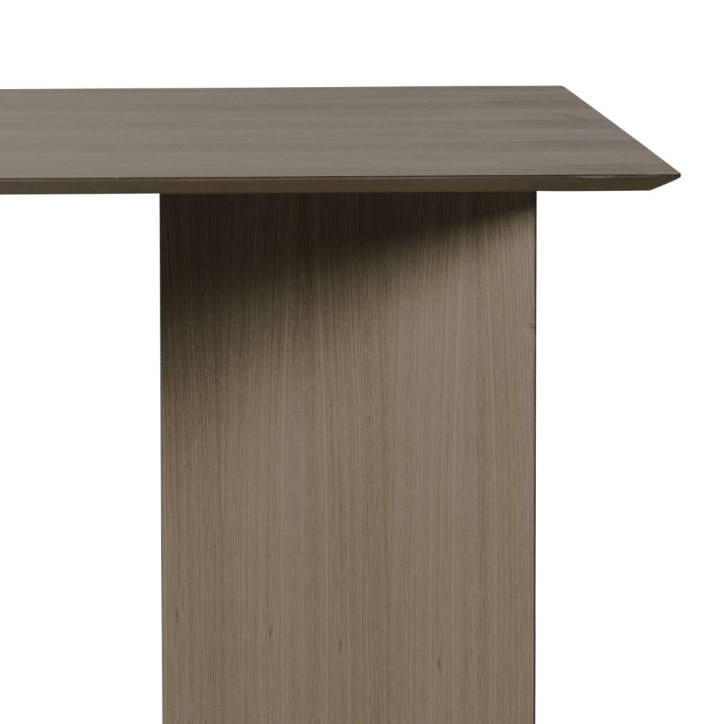 Detailaufnahme des Ferm Living Mingle Table Tisches mit dunkel gebeizter Eichenplatte und Tischbein.