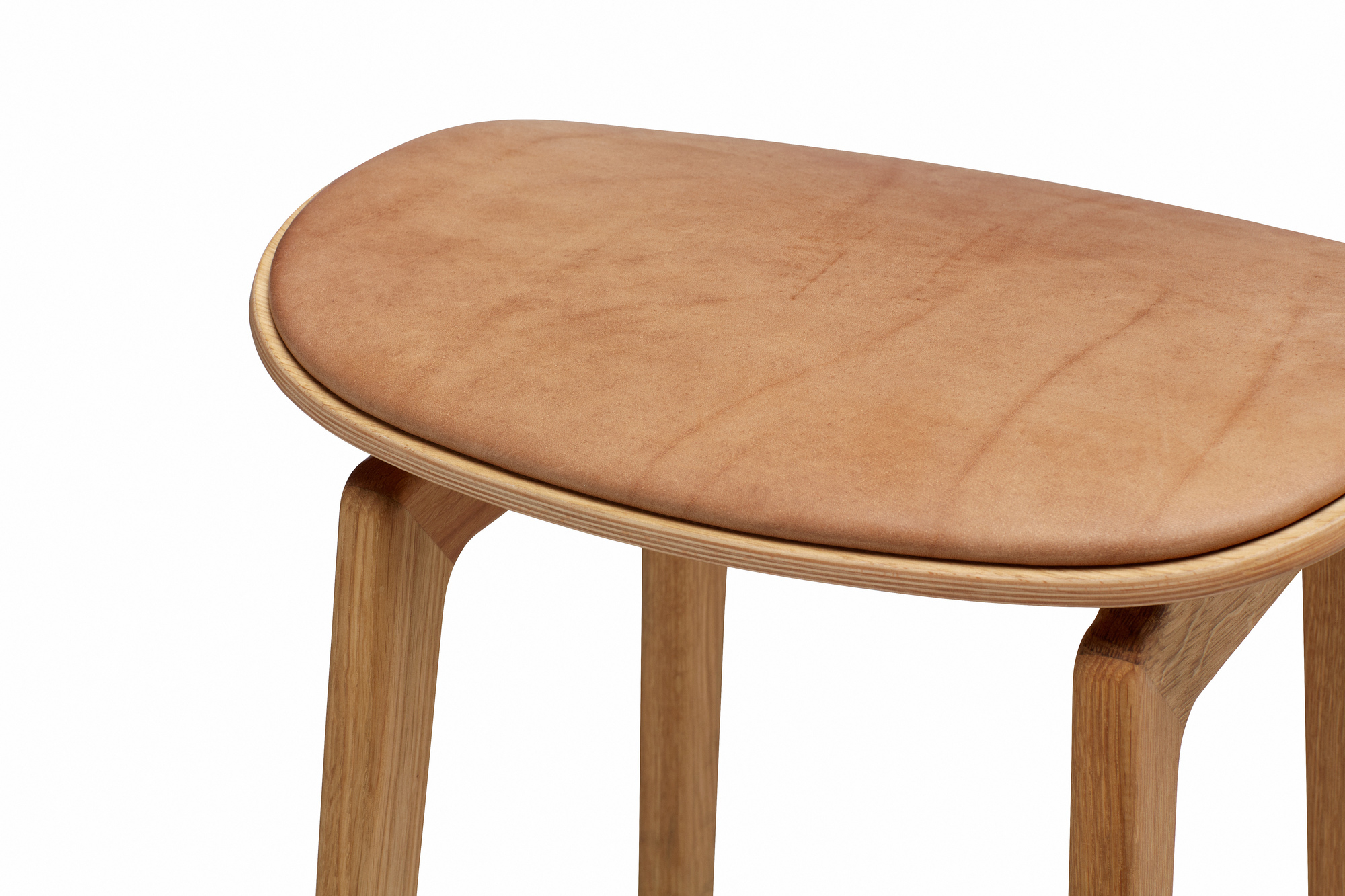 Detailaufnahme: NY11 Barhocker mit Eichengestell und camel-farbenem Lederbezug, ideal für moderne Küchen.