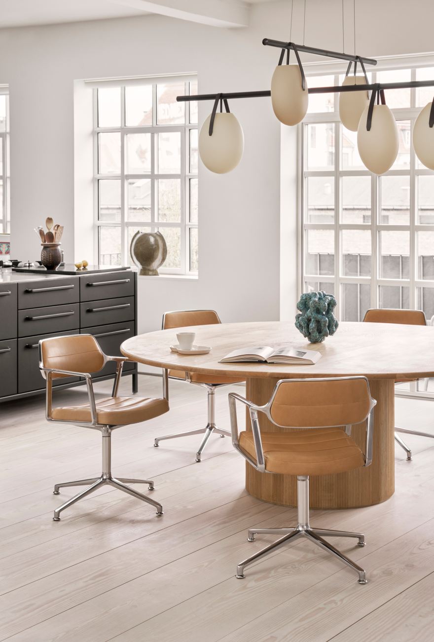 VIPP453 Swivel Chair Stuhl mit Gleitern schwarzes Leder / polierter Alurahmen Vipp