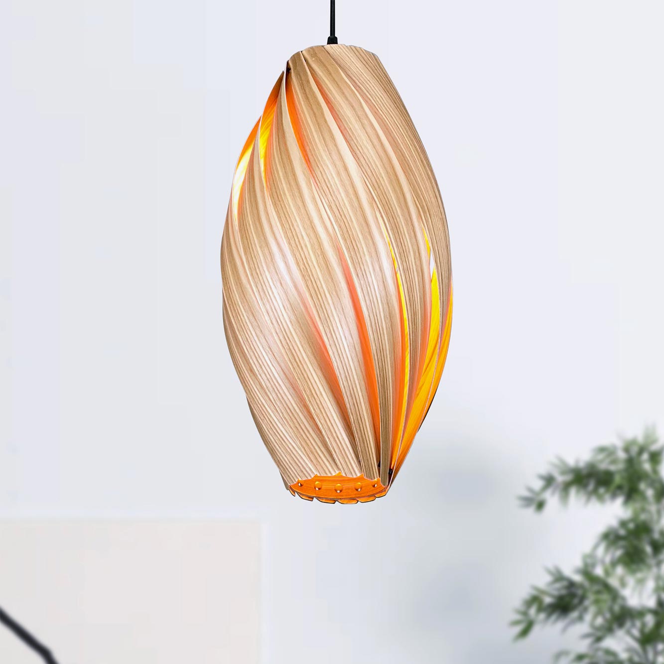 Ardére Hängeleuchte aus Olivesche: Längliche Pendelleuchte mit gedrehtem Holzdesign und warmem Lichtschein.