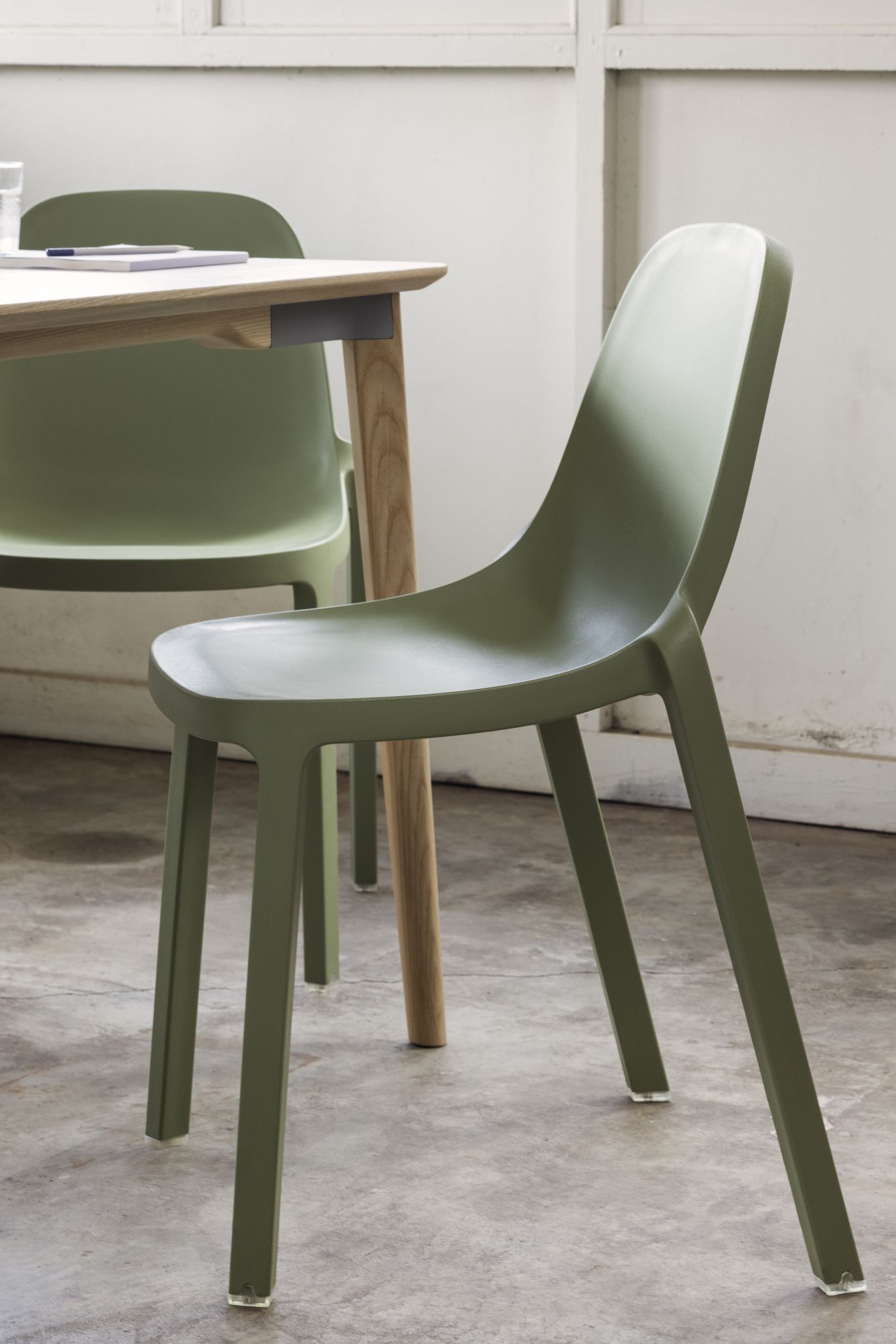 Broom Stacking Chair stapelbarer Stuhl Salbeigrün Emeco