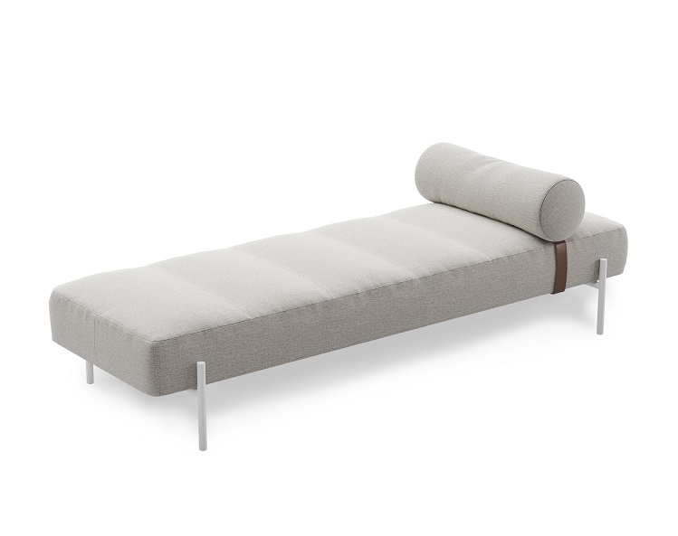 Weiße Daybed Liege "Northern Brusvik" mit Rollenkissen und Metallbeinen, modernes Design.
