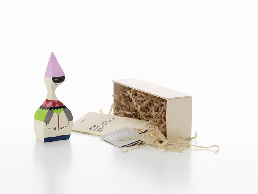 Vitra Wooden Doll No. 6 Holzfigur mit geöffneter Holzbox und Füllmaterial auf weißem Hintergrund.