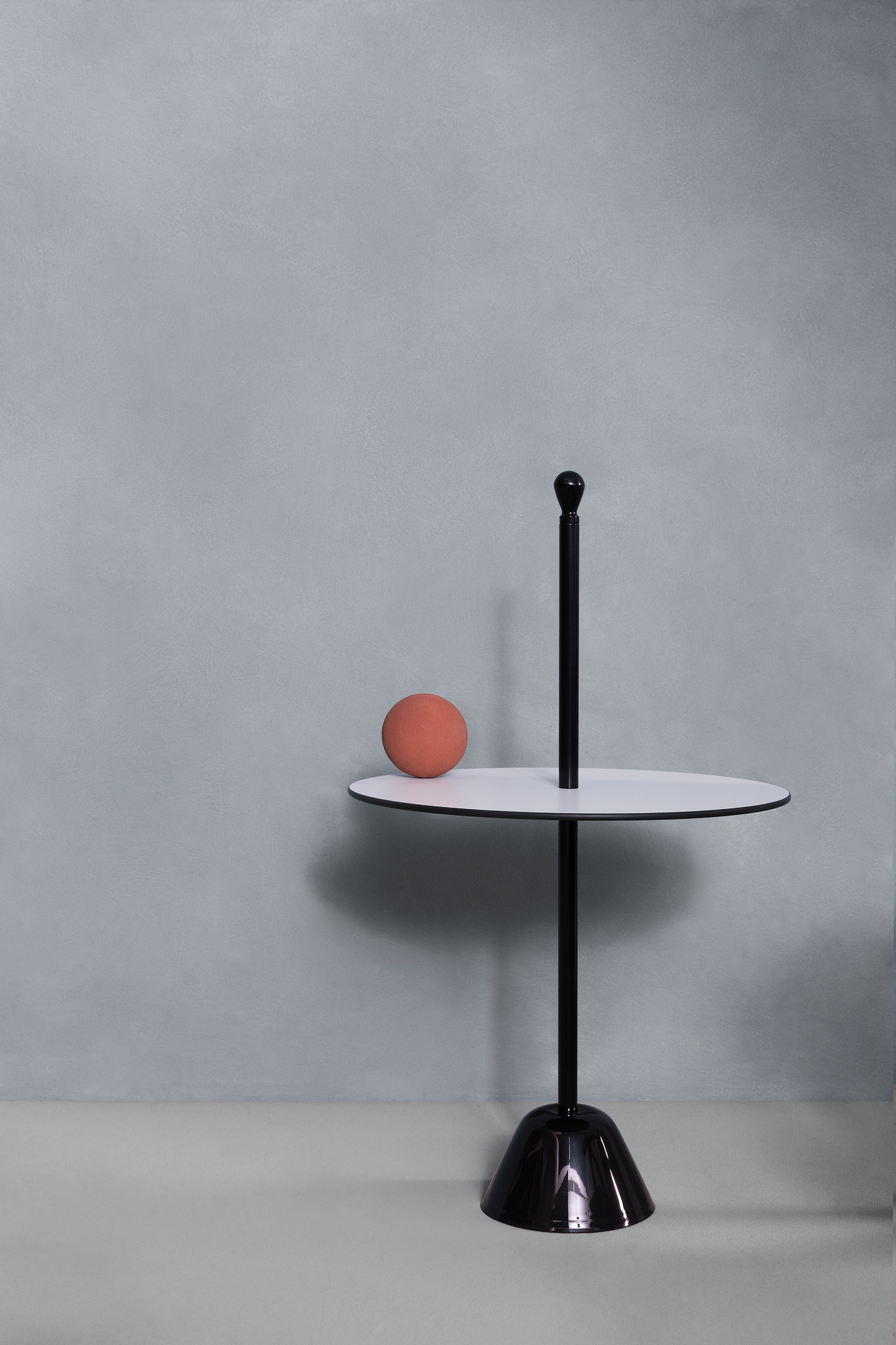 Schwarzer Servomuto Beistelltisch von Zanotta mit weißer Tischplatte und orangefarbener Kugel. Moderner Design Beistelltisch.