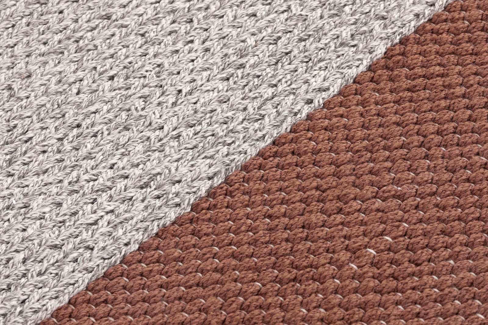 Detailaufnahme des Mangas Teppichs von Gan, gestrickt in Grau und Braun. Outdoor Teppich.