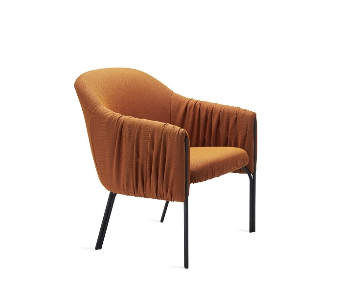 Brauner Celine Sessel von Freifrau Manufaktur mit gerafften Armlehnen und schwarzen Metallbeinen.