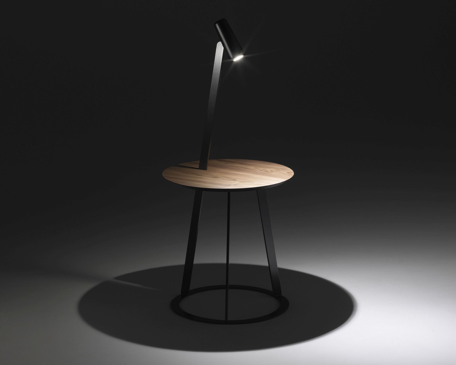 Albino Torcia Beistelltisch: Runder Walnuss Tisch mit integrierter, schwarzer Lampe. Design Nachttisch.