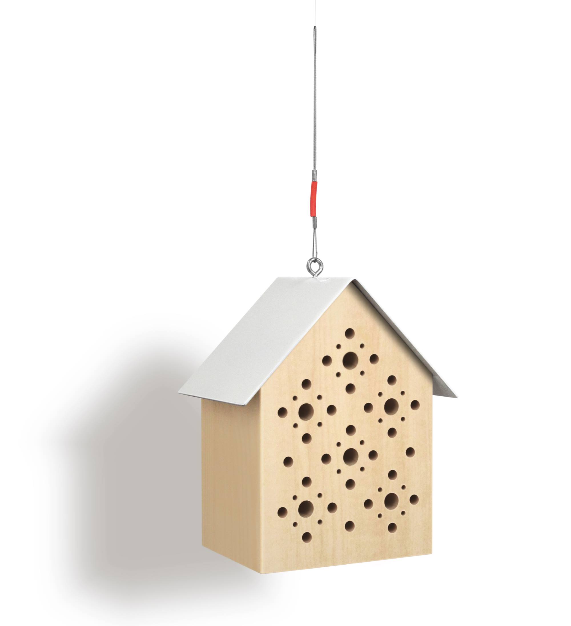 Hängendes Bienenhotel aus Holz mit Löchern und Metalldach. Insektenhotel für Wildbienen.