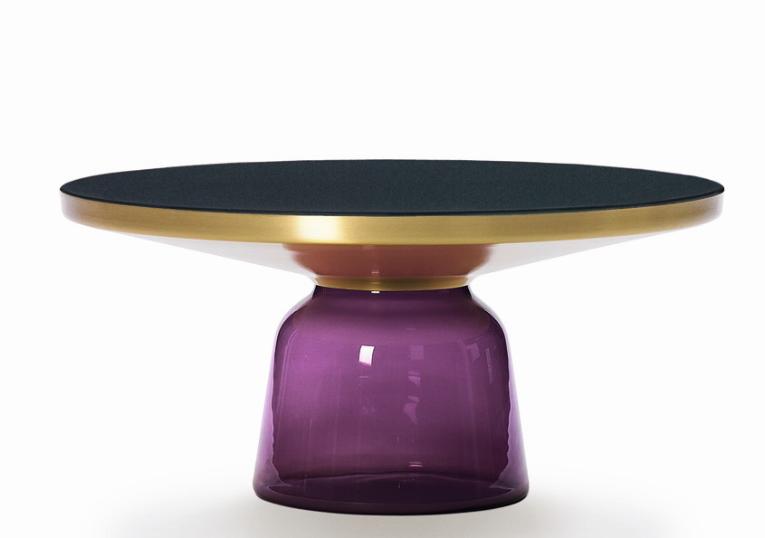 Bell Coffee Table mit violettem Glasfuß und Messingring unter schwarzer Tischplatte.