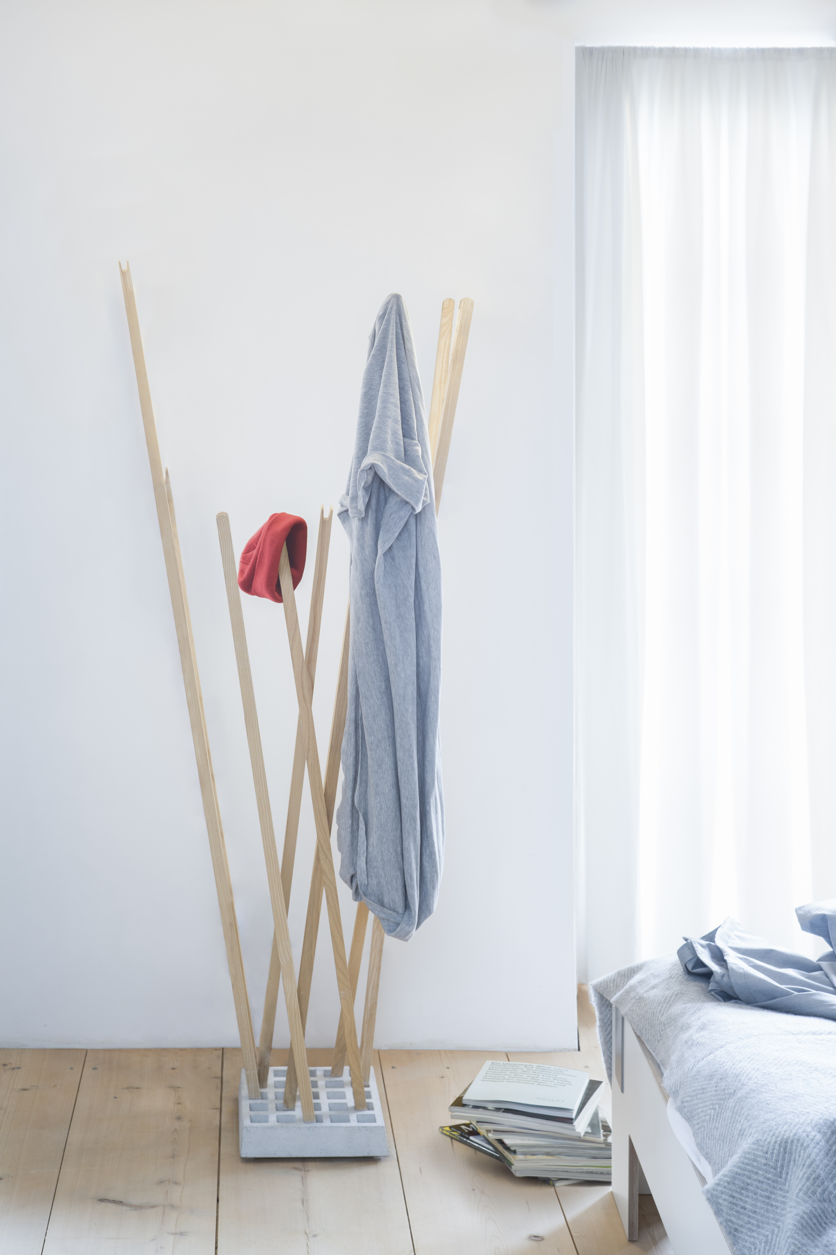 Pin Coat Garderobe / Pin Light Leuchte Moormann