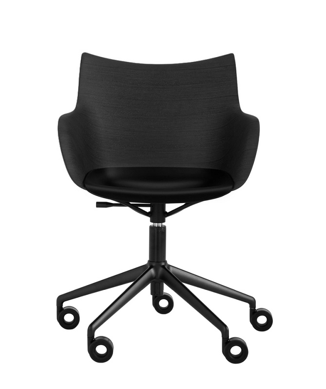 Schwarzer Q/Wood Drehstuhl von Kartell mit Armlehnen und Rollen vor weißem Hintergrund.