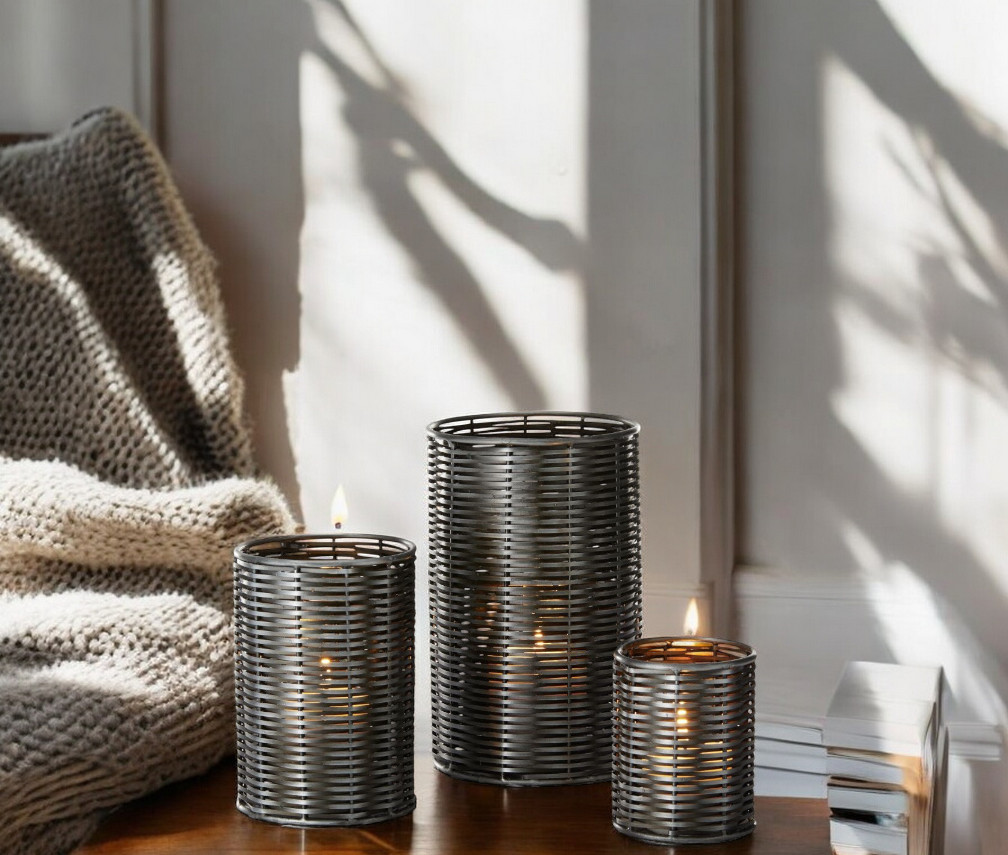 SALA Windlicht 3er Set: Moderne, graue Metall-Windlichter mit brennenden Kerzen für stimmungsvolle Beleuchtung.