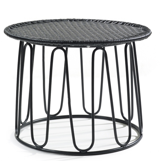 Schwarzer Circo Beistelltisch für den Außenbereich mit runder, geflochtener Tischplatte und filigranem Metallgestell.