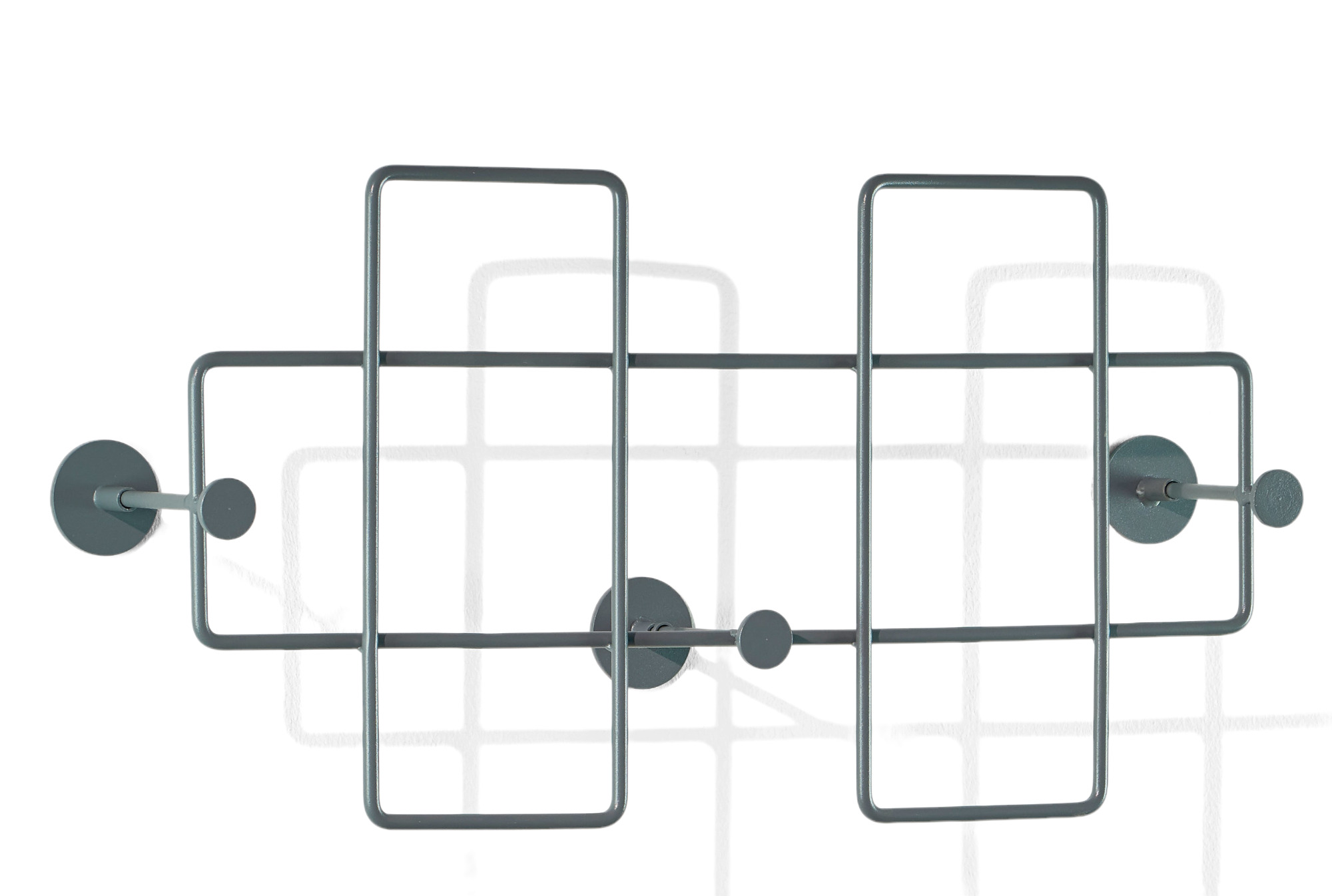 Bazar Wandgarderobe von Richard Lampert, mittel, basaltgrau, mit Haken und Ablagefläche.