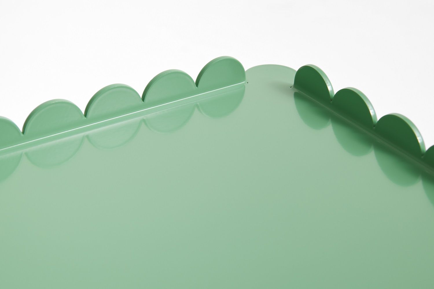 Detailaufnahme des Arcs Servierwagens von Hay in Grün mit wellenförmigem Rand.