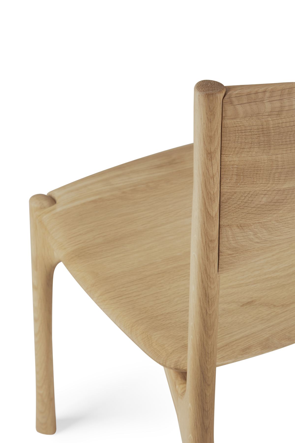 Detailaufnahme des PI Dining Chair von Ethnicraft: Holzstuhl ohne Armlehne, minimalistisches Design.