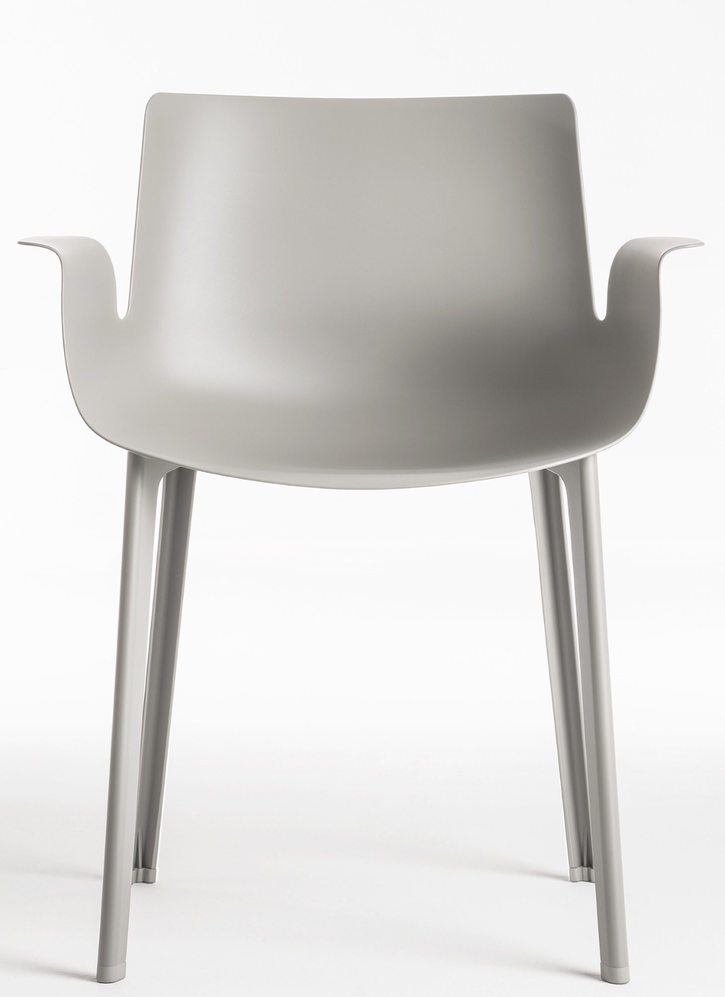 Grauer Piuma Stuhl von Kartell: Moderner Designstuhl mit Armlehnen, leicht und minimalistisch.