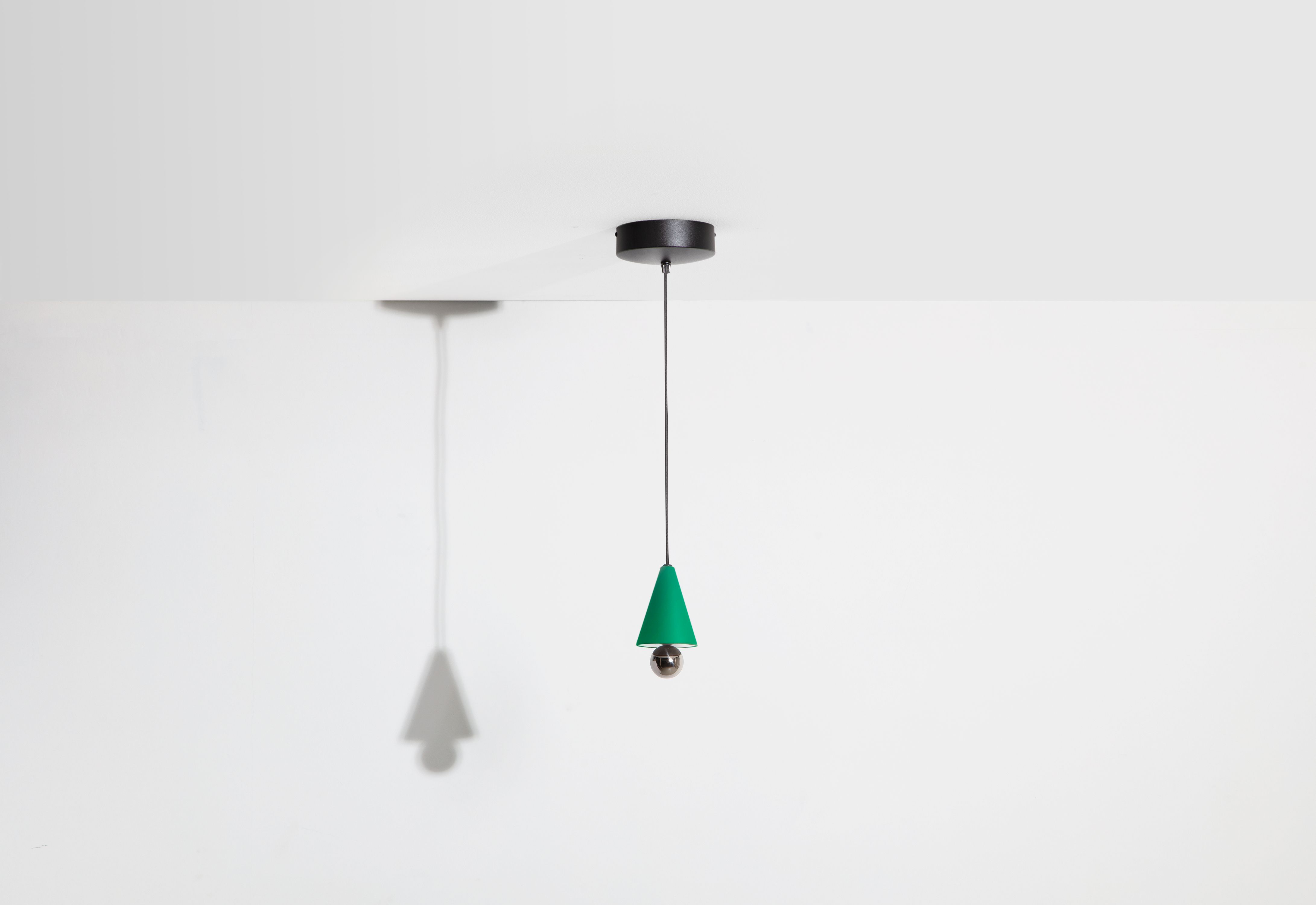 Mintgrüne Cherry Pendelleuchte XS von Petite Friture, moderne Hängelampe mit Kegelform und Kugel.