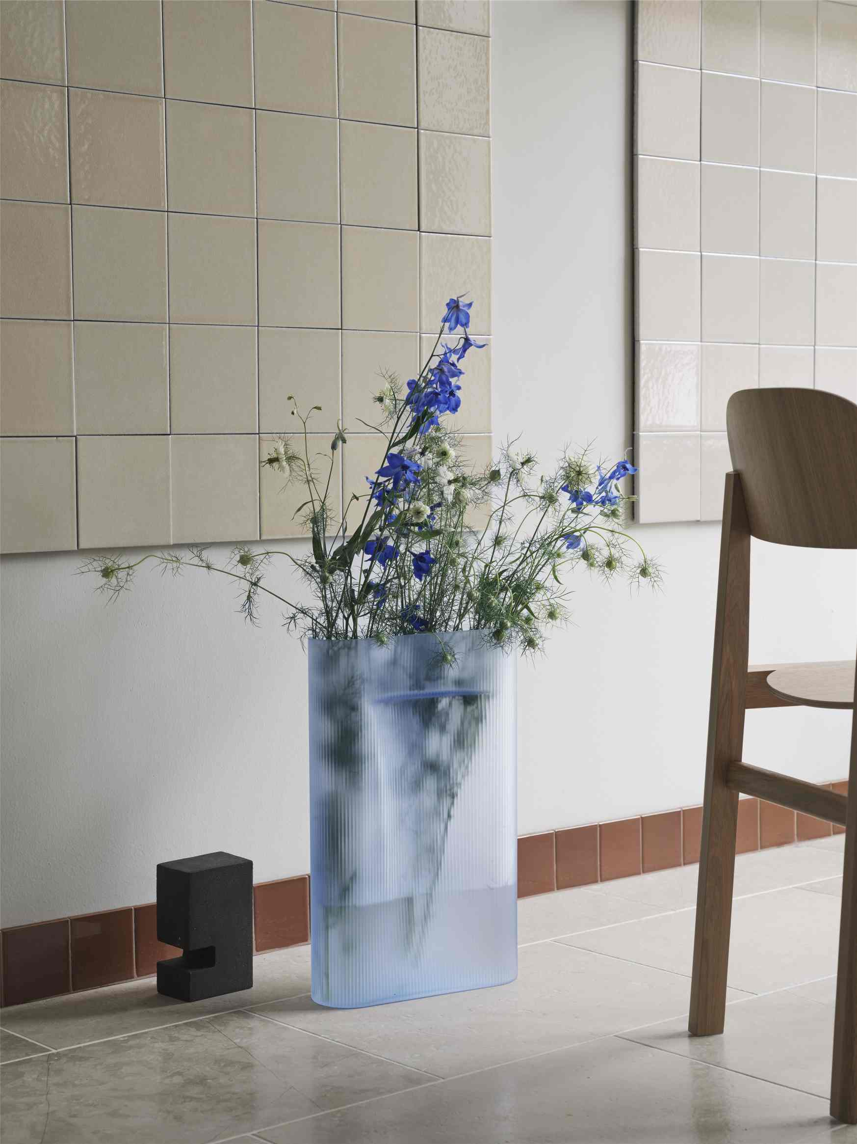 Ridge Vase Muuto Milchglas Hellblau H 35 cm Ridge Vase Muuto Milchglas Hellblau H 35 cm