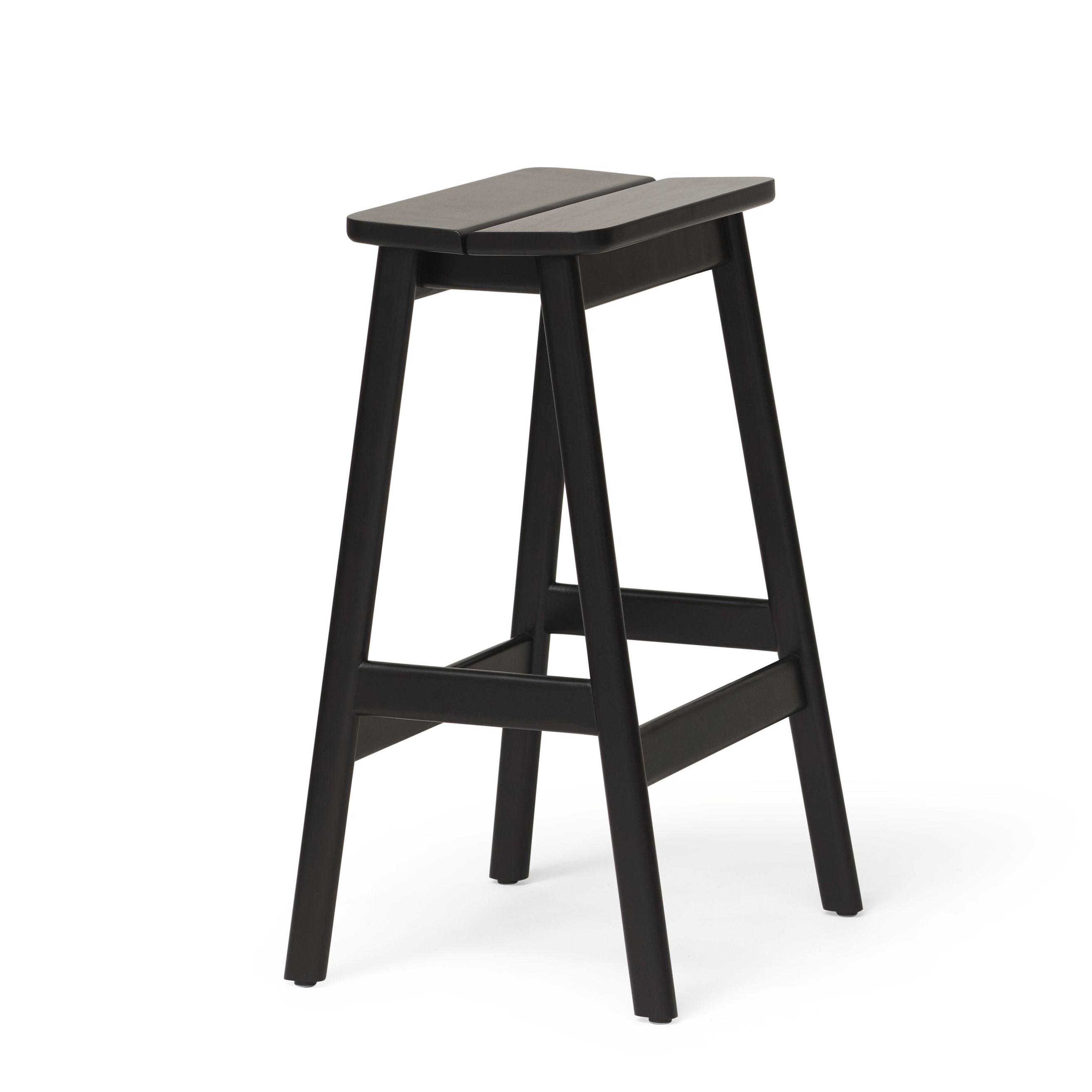 Angle Standard Barhocker Form & Refine Angle Barhocker von Form & Refine, 65 cm hoch, schwarz gebeizt, aus Holz.