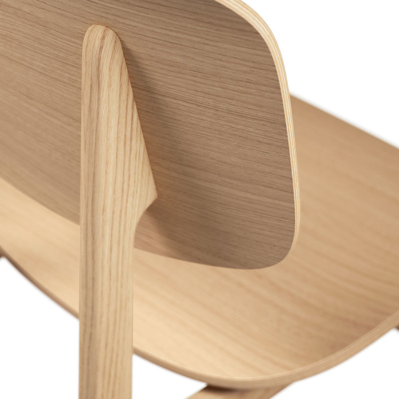Detailaufnahme des NY11 Stuhls von NORR11 aus Eiche natur, Fokus auf Rückenlehne und Sitzfläche.