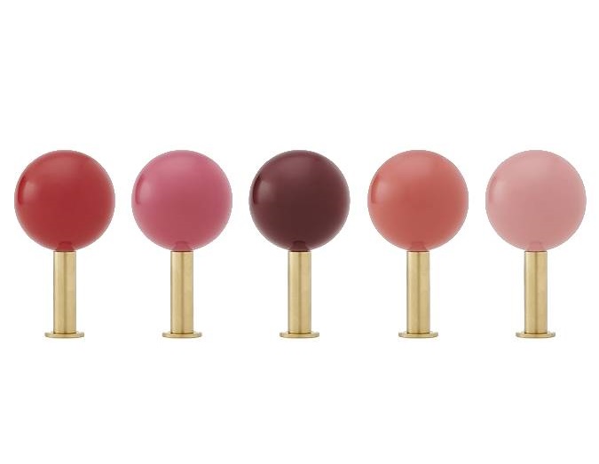 Schönbuch Dots Wandhaken 5er Set Marrakech in verschiedenen Rottönen mit goldenen Halterungen.