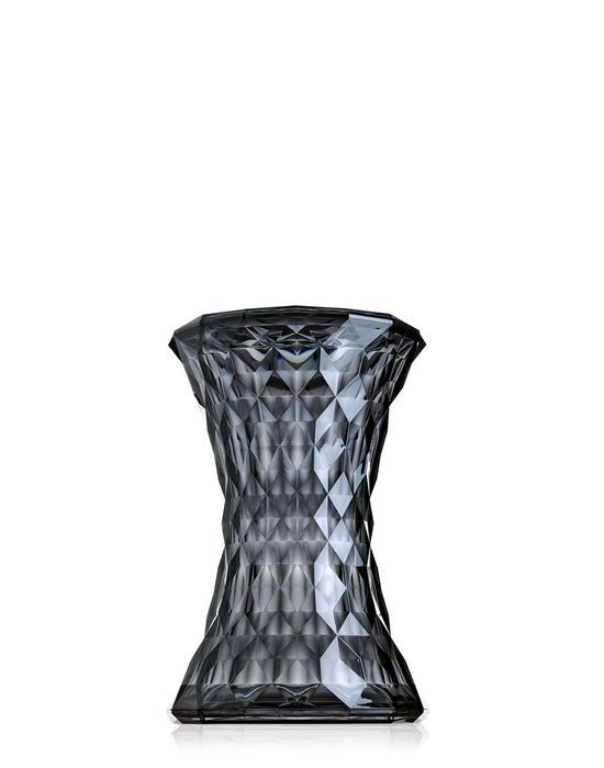 Grauer Stone Hocker von Kartell mit facettierter Oberfläche und modernem Design. Dekorative Sitzgelegenheit.