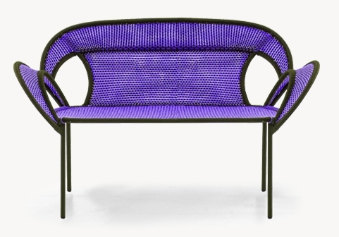 Banjooli Bank, violett-braune Designerbank von Moroso. Moderne Sitzbank für Wohnzimmer und Garten.