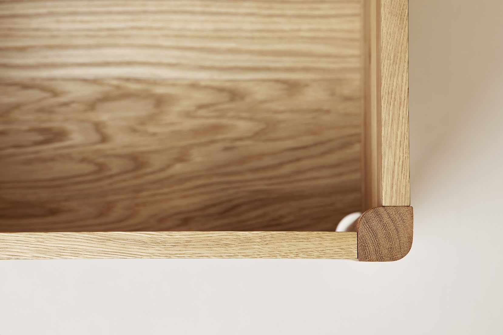 Detailaufnahme der A Line Truhenbank von Form & Refine, Eiche weiß geölt, Möbeldesign.