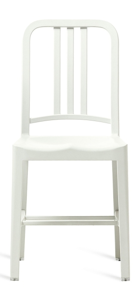 Weißer Emeco 111 Navy Chair Stuhl aus recyceltem Kunststoff, minimalistisches Design für Wohn- und Esszimmer.