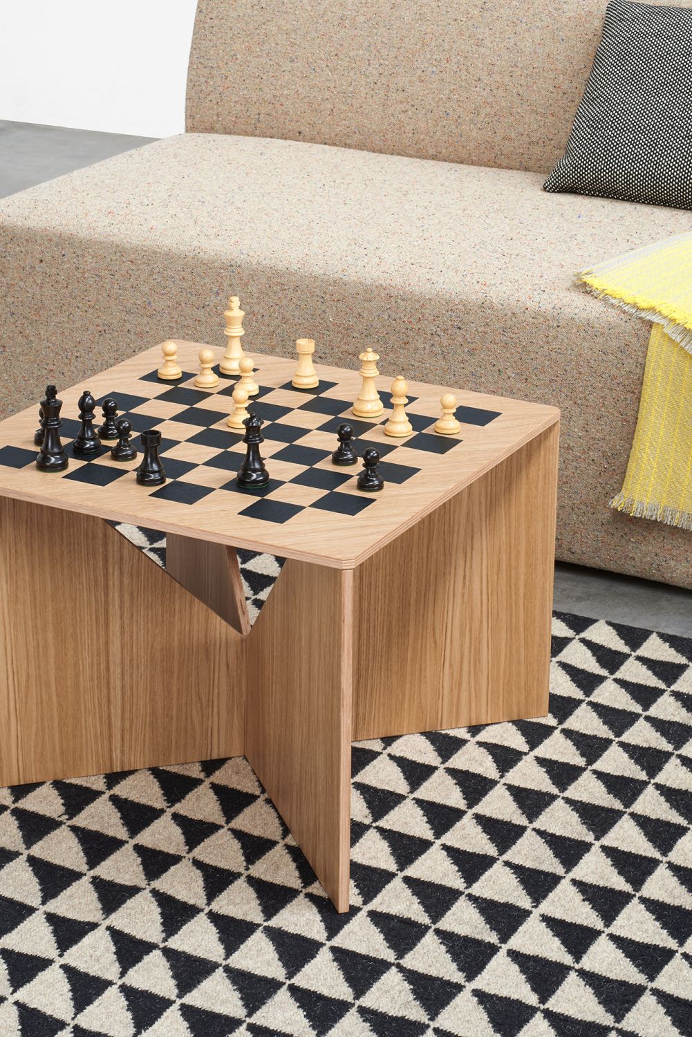 FK04 Calvert Chess Couchtisch Eiche e15