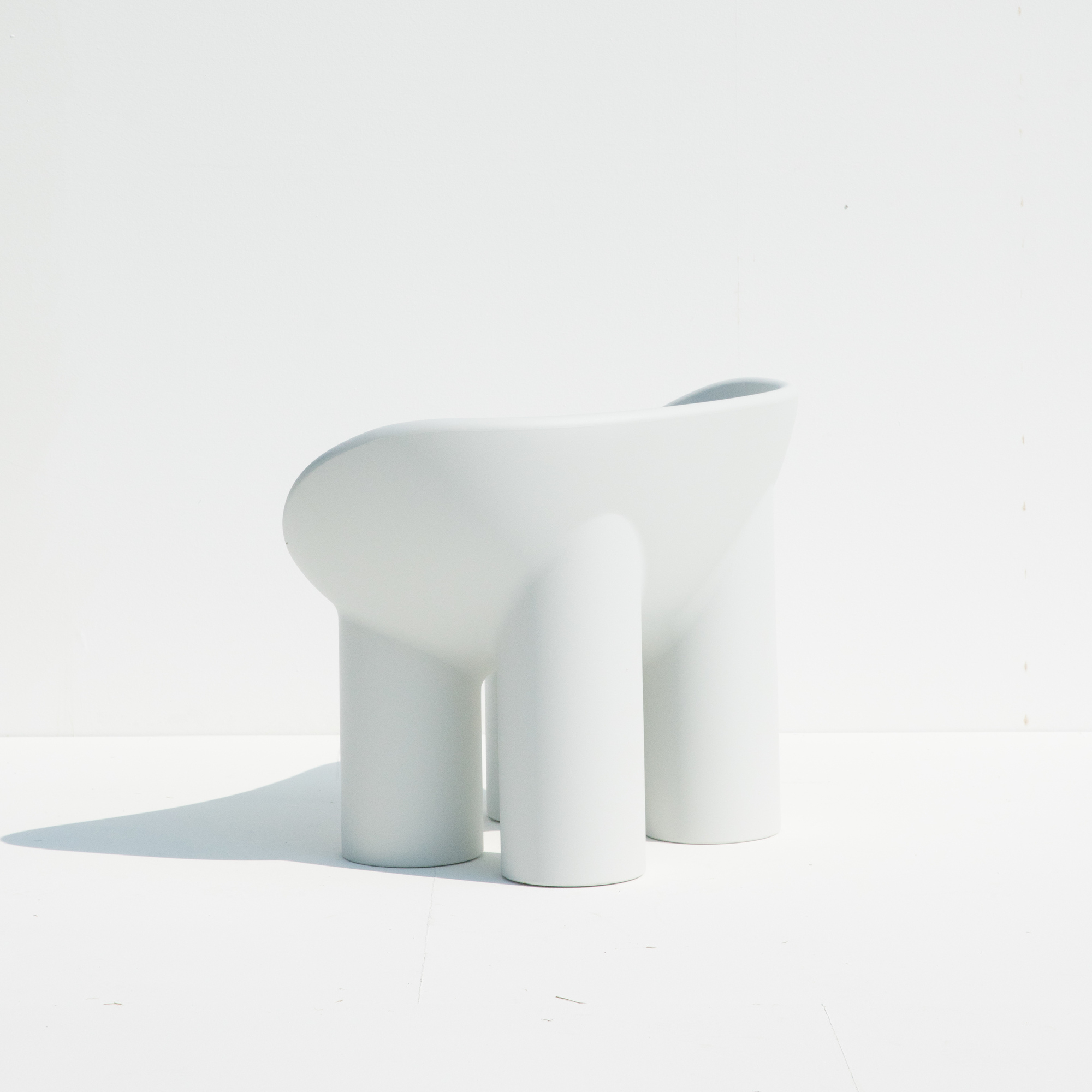 Weißer Roly Poly Sessel von Driade, moderner Design Sessel mit drei Beinen.