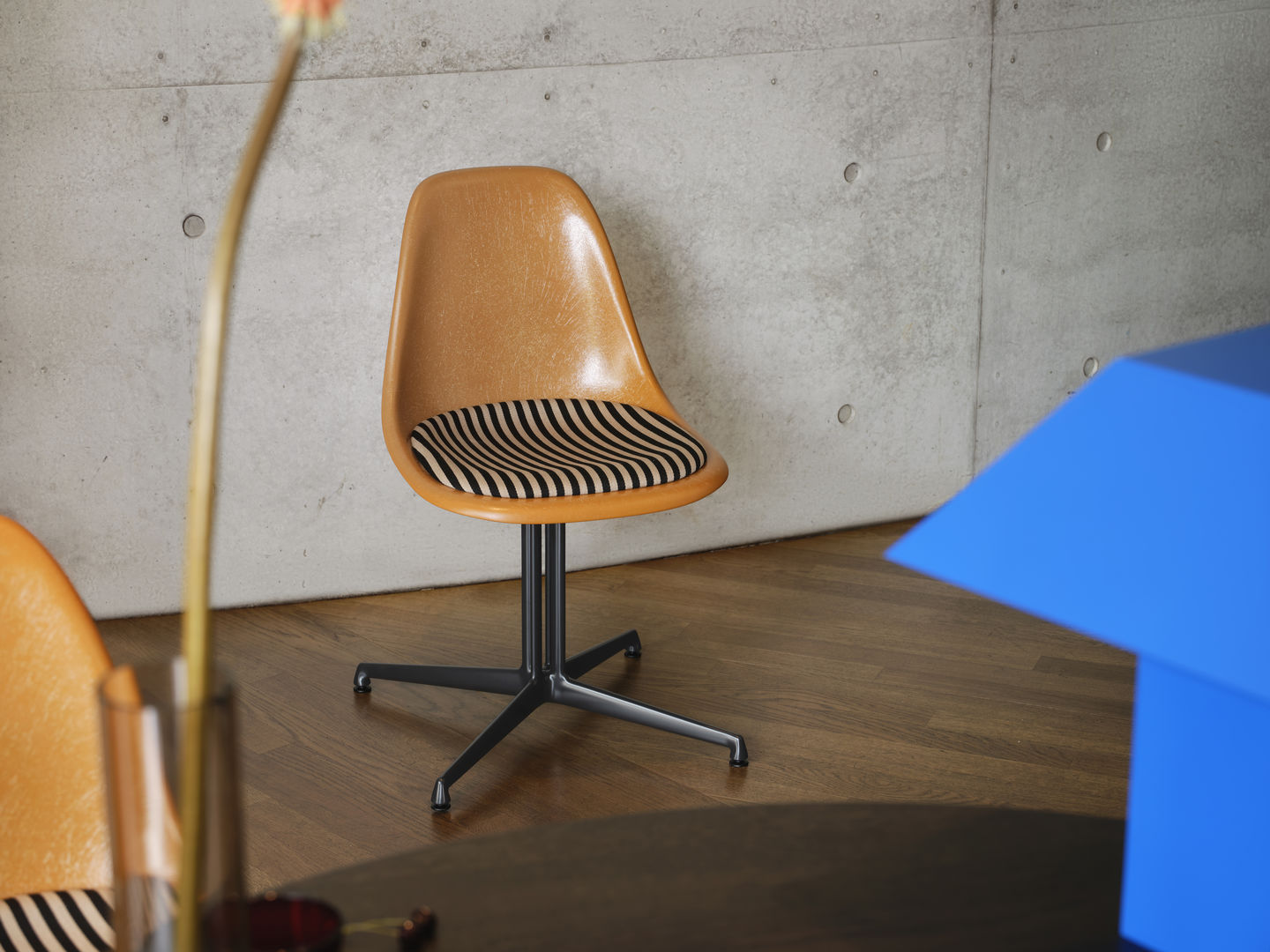Eames Fiberglass Side Chair La Fonda Ocker Dunkel Vitra LIMITED EDITION