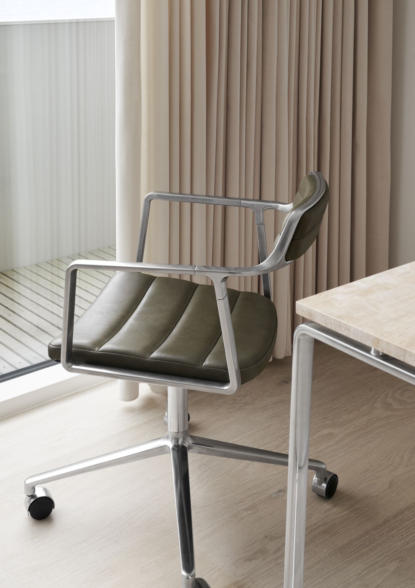 VIPP452 Swivel Stuhl mit Gleitern grünes Leder Vipp VIPP452 Swivel Stuhl mit Gleitern grünes Leder Vipp