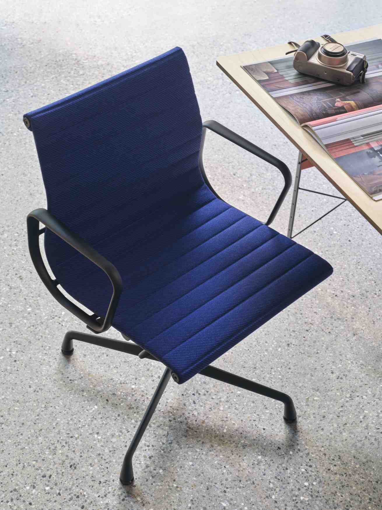 Aluminium Chair EA 132 / EA132 Stuhl Vitra