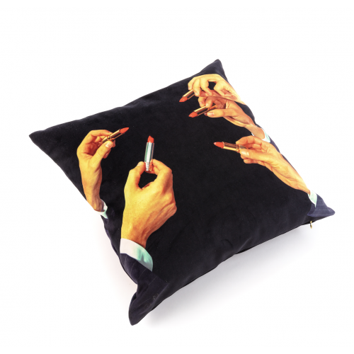Toiletpaper Kissen Lipsticks black Seletti: Schwarzes Dekokissen mit Händen, die Lippenstifte halten, für Wohnzimmer und Schlafzimmer.