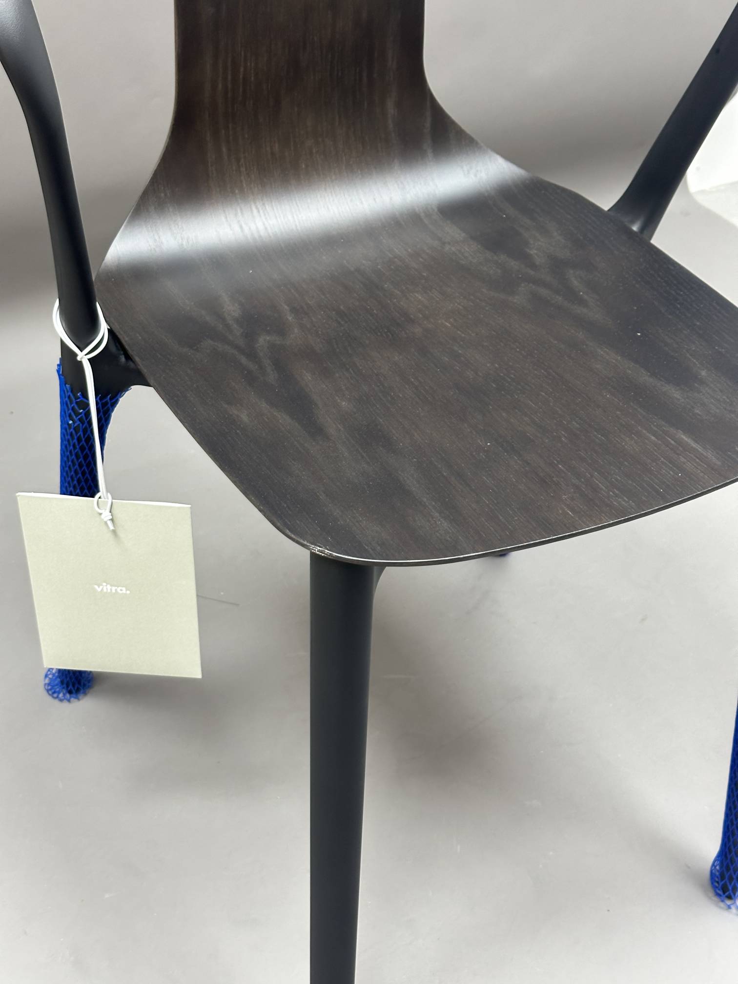 Belleville Armchair Wood Stuhl GESTELL TIEFSCHWARZ / SITZSCHALE EICHE DUNKEL Vitra MÄNGELEXEMPLAR