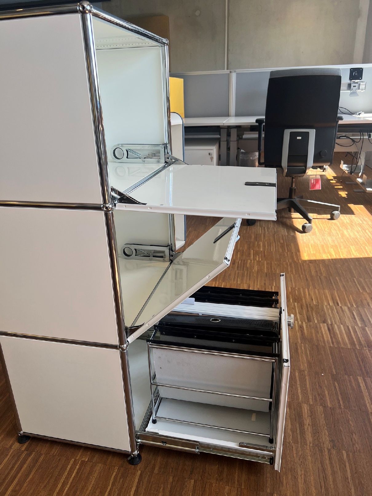 USM Haller Highboard 2 KLAPPTÜRE OBEN / MITTIG UND 1 AUSZIEHTÜRE MIT HÄNGEREGISTRATUR UNTEN Reinweiß AUSSTELLUNGSSTÜCK / GEBRAUCHTMÖBEL 