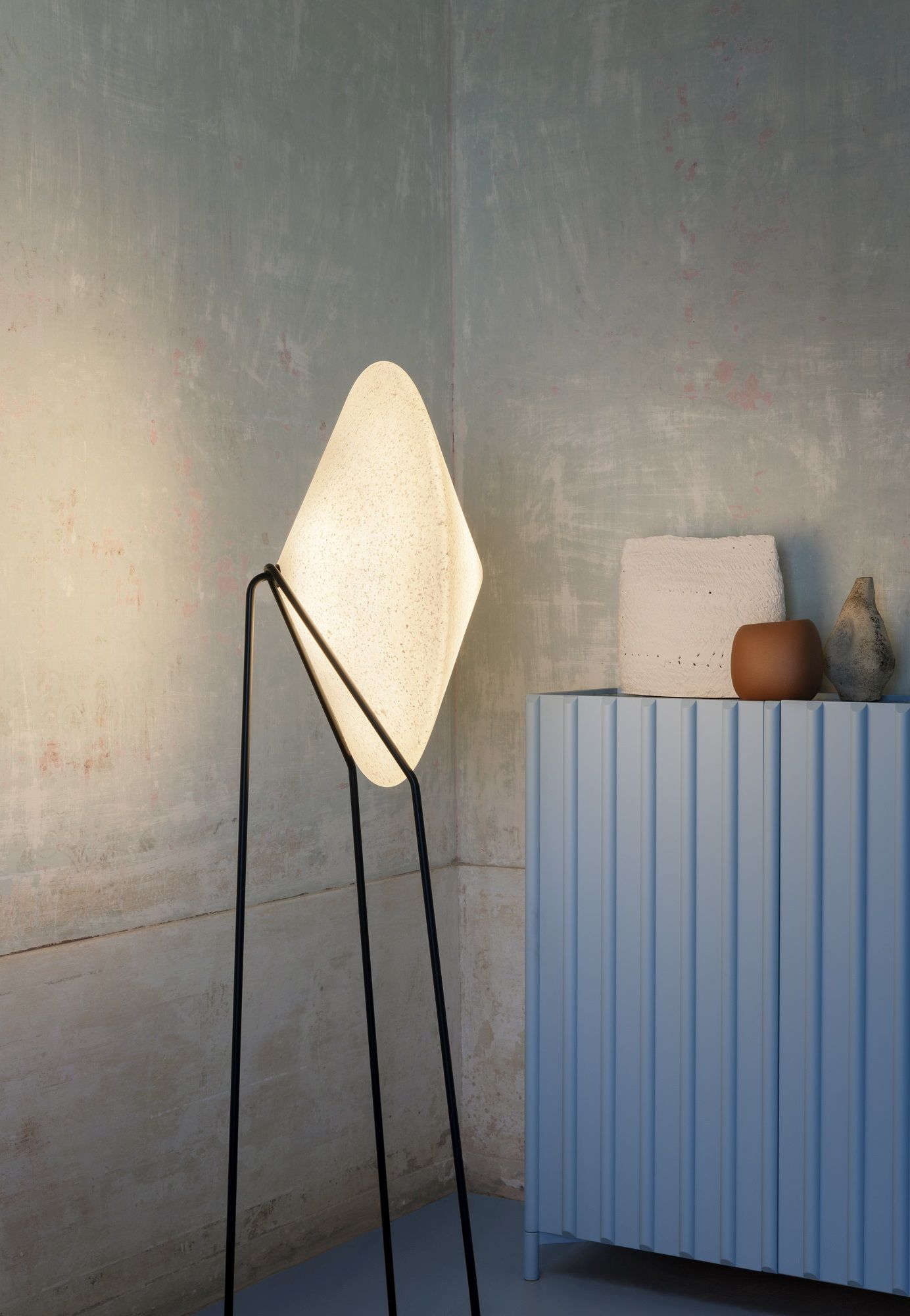 Rificolona Stehleuchte von Miniforms, moderne Bodenleuchte mit schwarzem Gestell und leuchtendem Schirm.