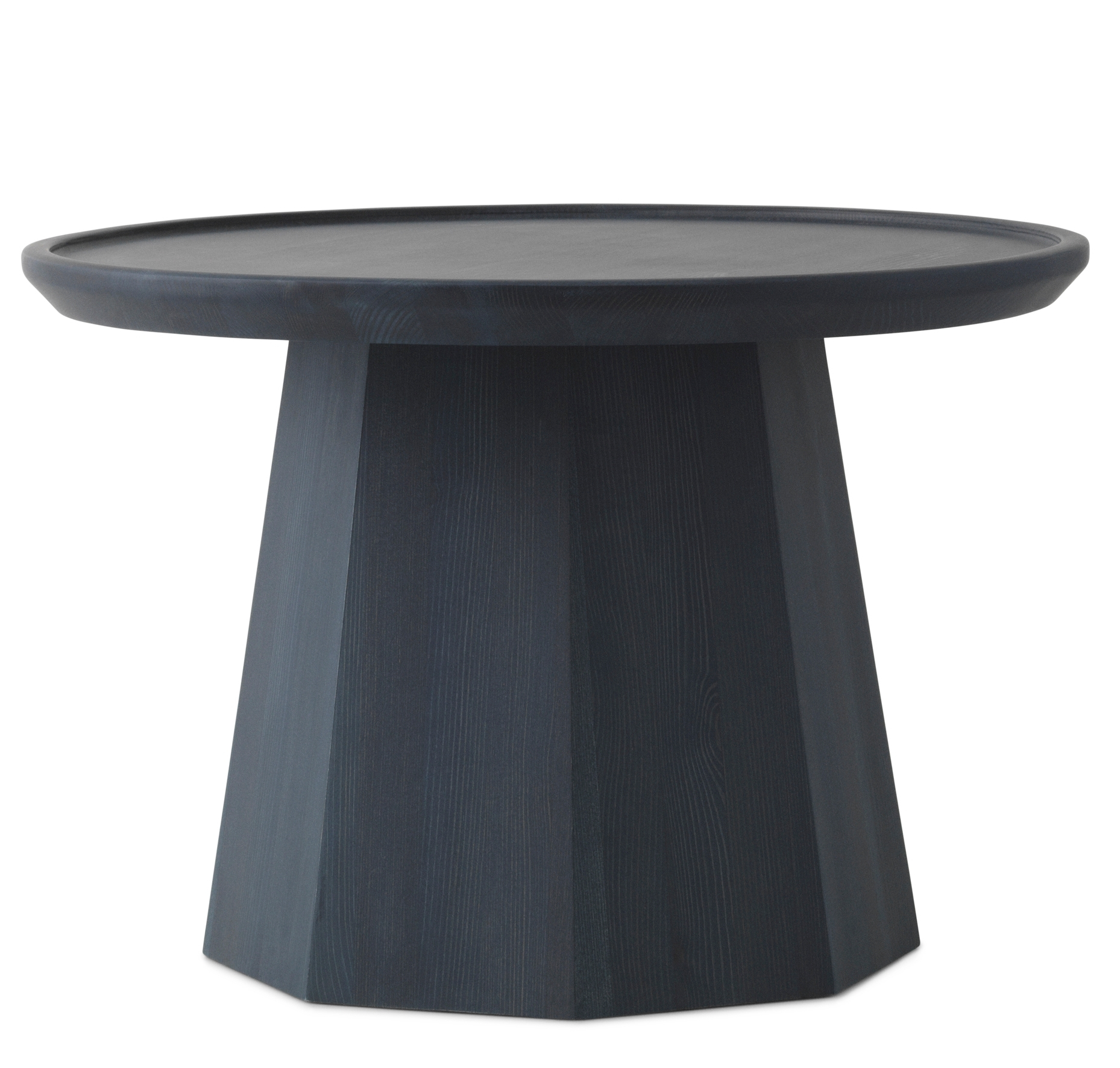 Dunkelblauer Pine Table Beistelltisch von Normann Copenhagen, groß, aus Holz, für Wohnzimmer und Schlafzimmer.