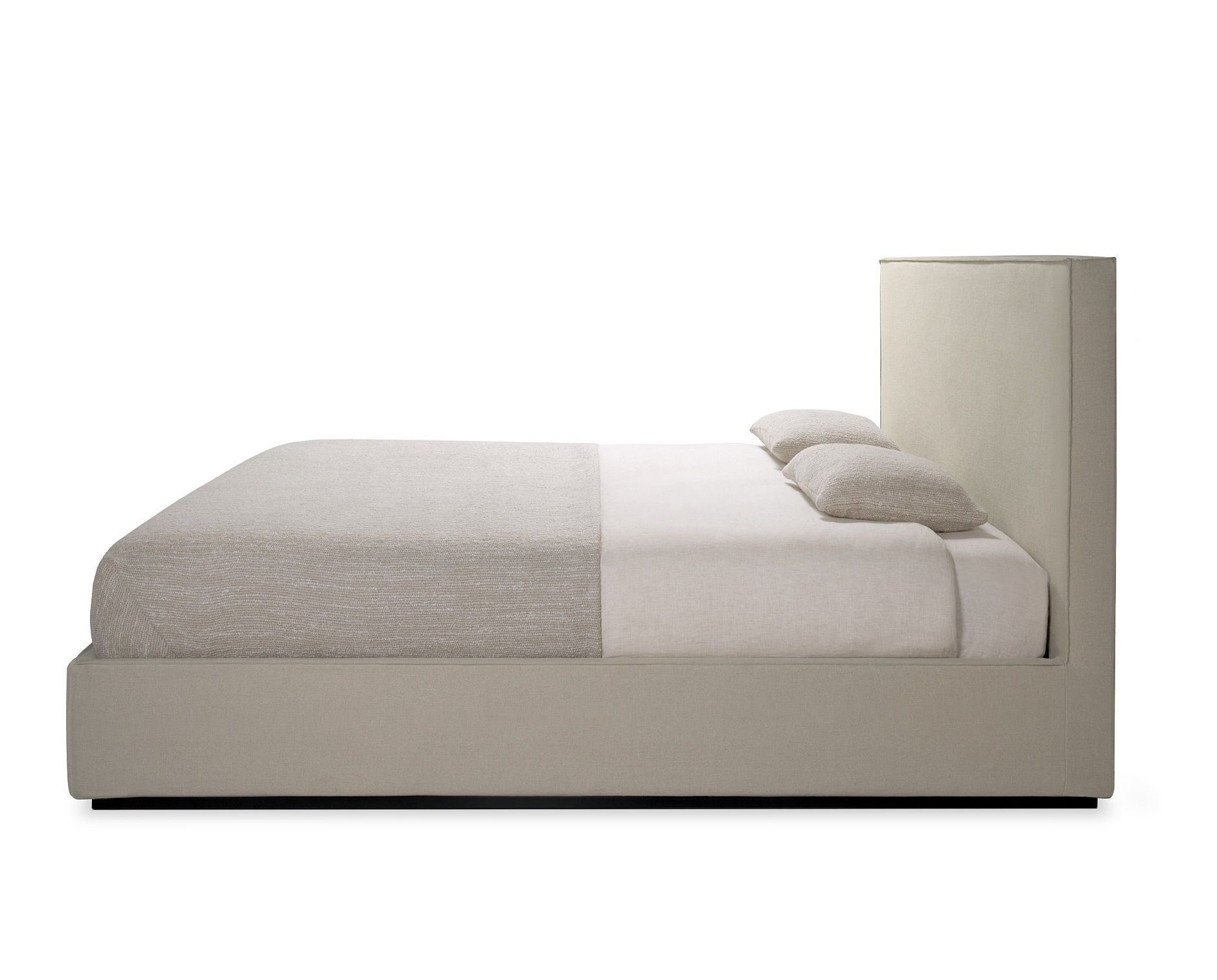 Revive Bett von Ethnicraft mit abnehmbarem Bezug, beige, minimalistisch, mit Kissen.