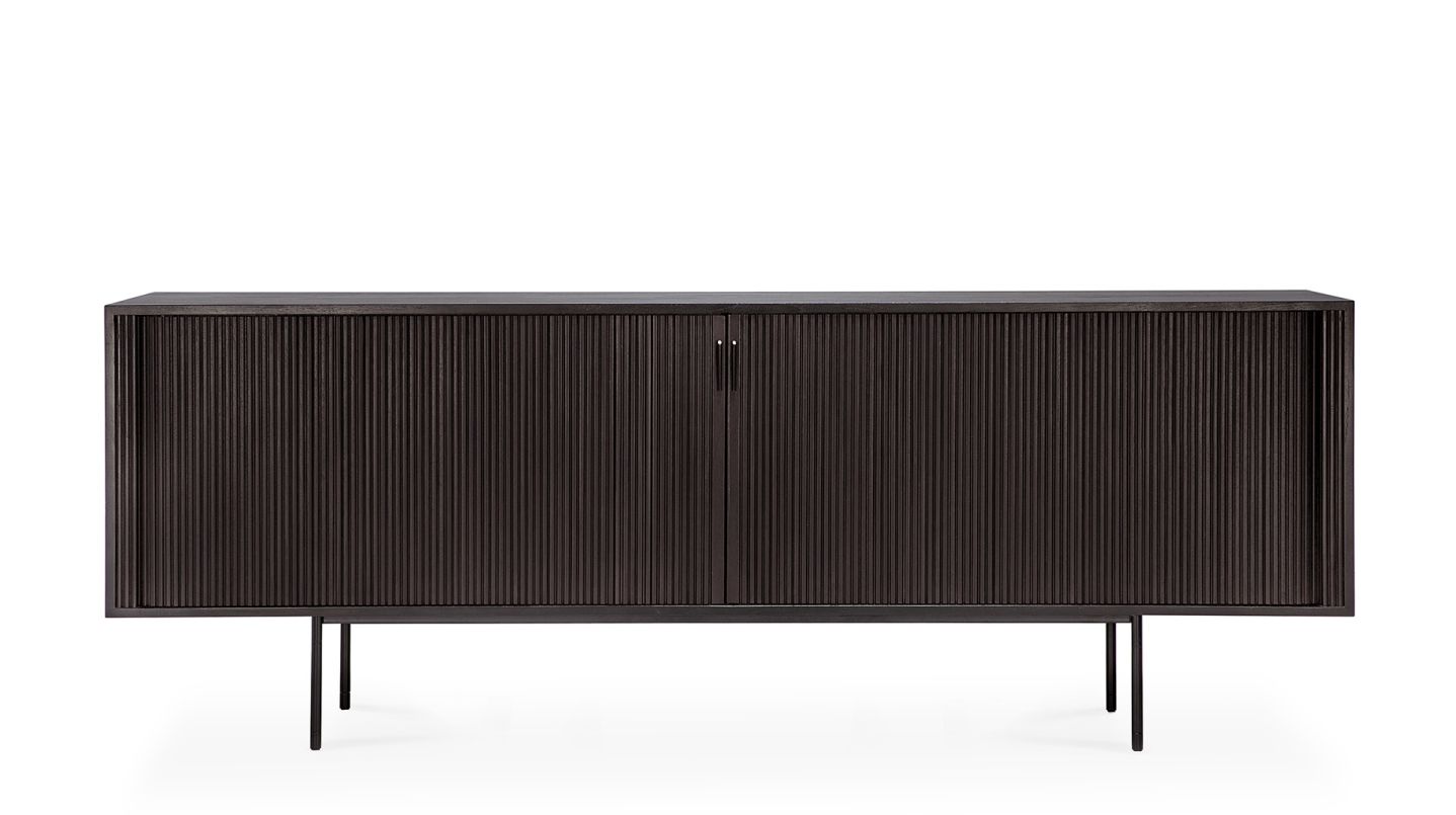 Roller Max Anrichte von Ethnicraft: Schwarzes Teakholz Sideboard mit zwei Türen und Metallbeinen.