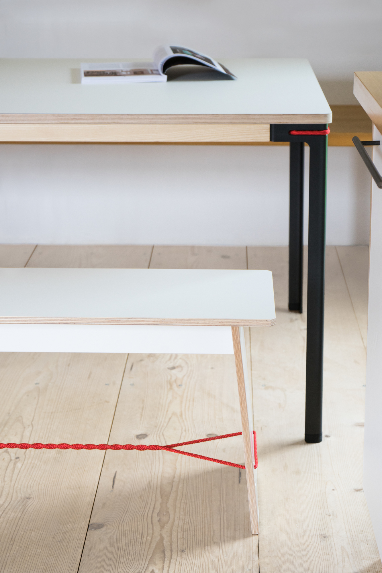 Langer Max Sitzbank 180 cm weiss Seil rot Nils Holger Moormann
